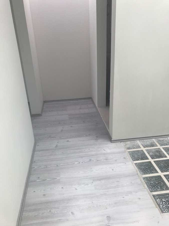Piso tono grisaseo