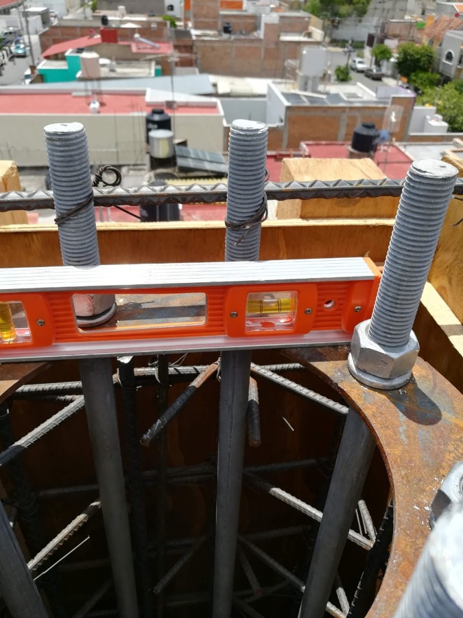 Placa de anclaje a nivel