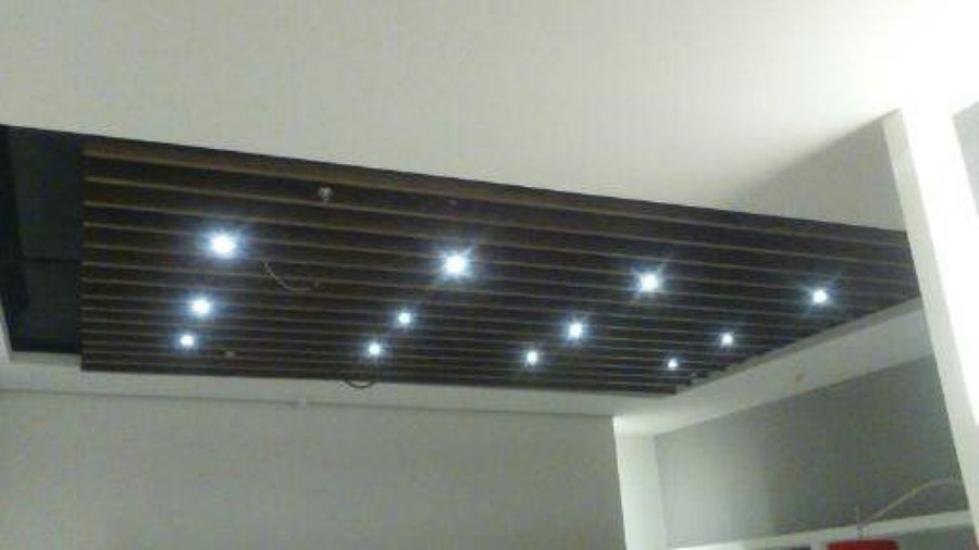 Plafón con tiras de madera