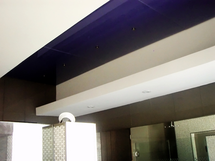Plafond combinado de tablaroca y vidrio morado