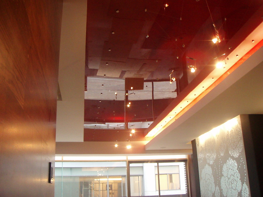 Plafond de vidrio color rojo