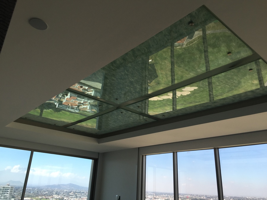 Plafond de vidrio laminado con toques de fibra de vidrio.