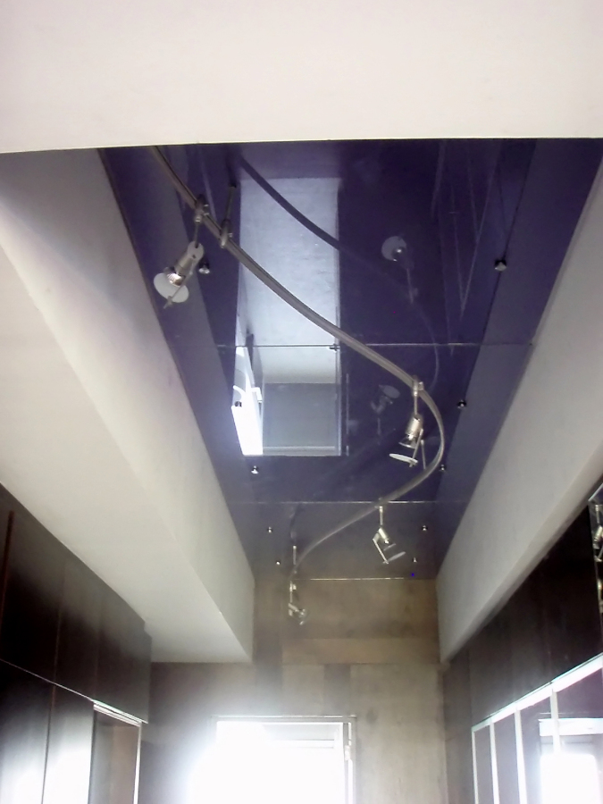 Plafond de vidrio morado