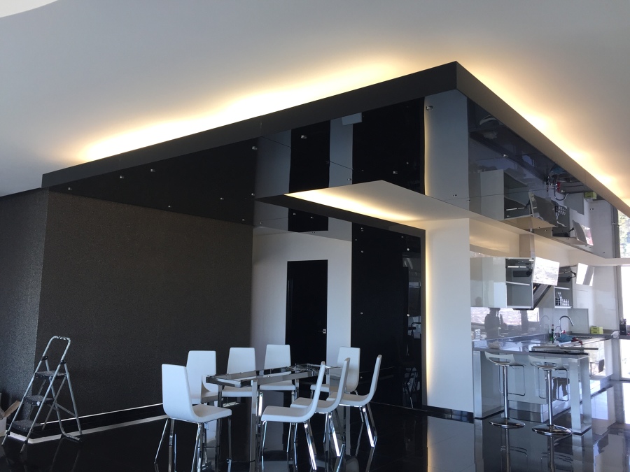 Plafond de vidrio negro con retroiluminación