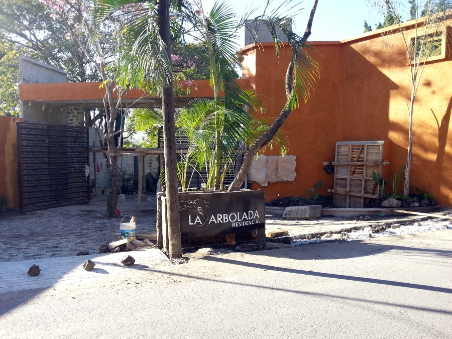 Pórtico De Acceso Residencial La Arbolada.