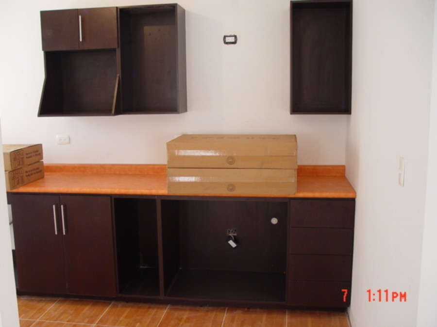 Proceso de instalación de cocina integral en departamentos.