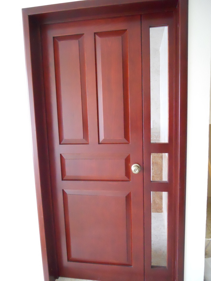 Puerta de acceso en Pino , con crsital