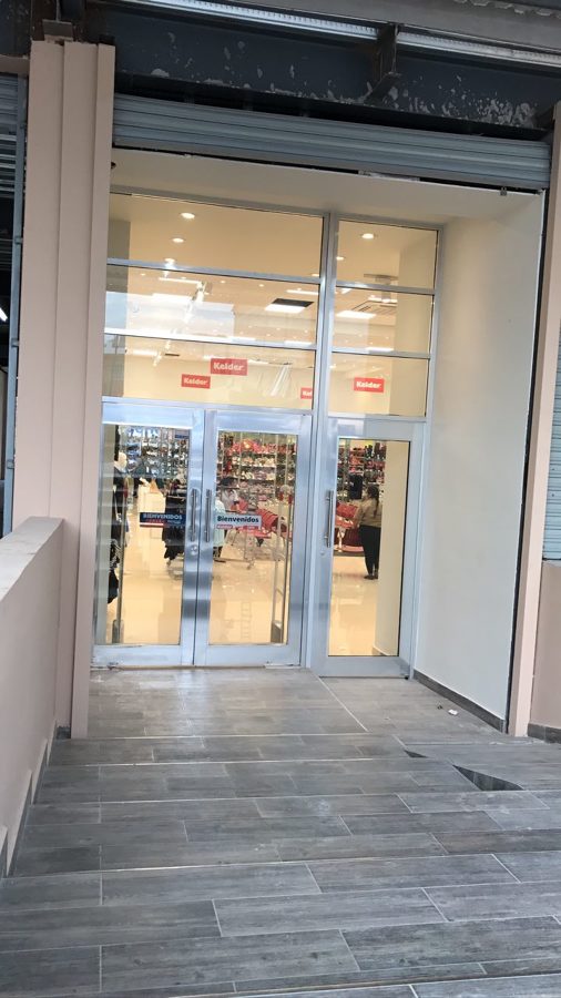 Puerta de acceso trasera.