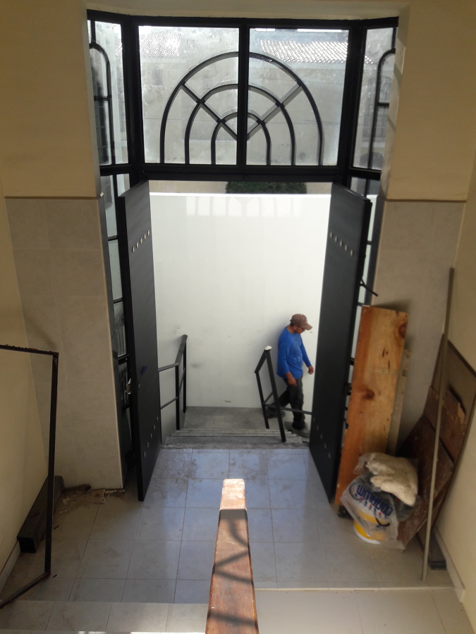 Puerta de acceso y escalones para piso de estudiantes.