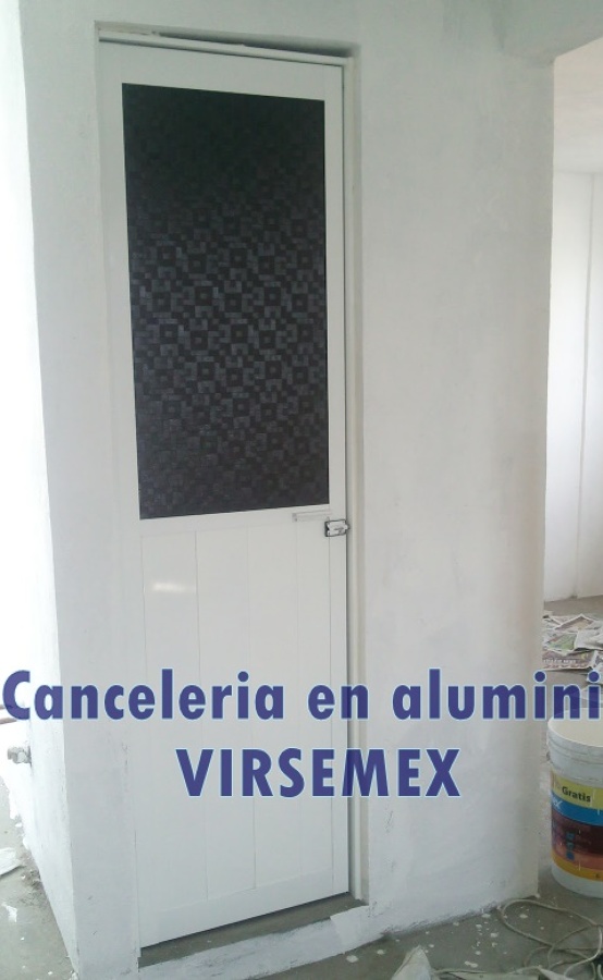 puerta de aluminio en tono blanco