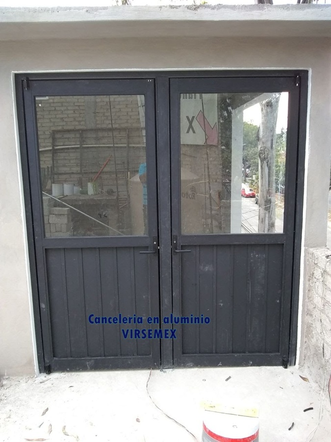 puerta de aluminio en tono negro