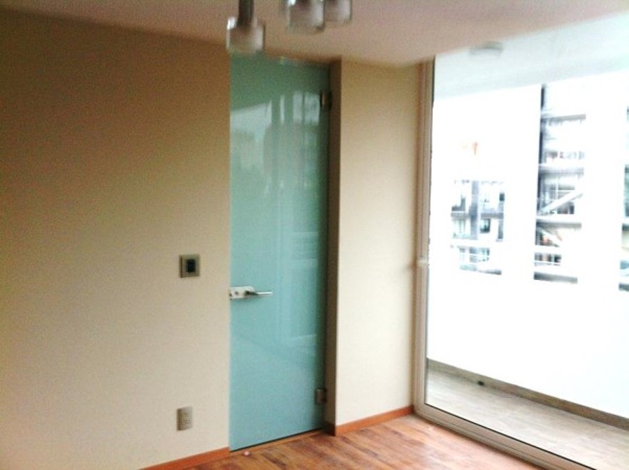 Puerta de cristal y pintura.