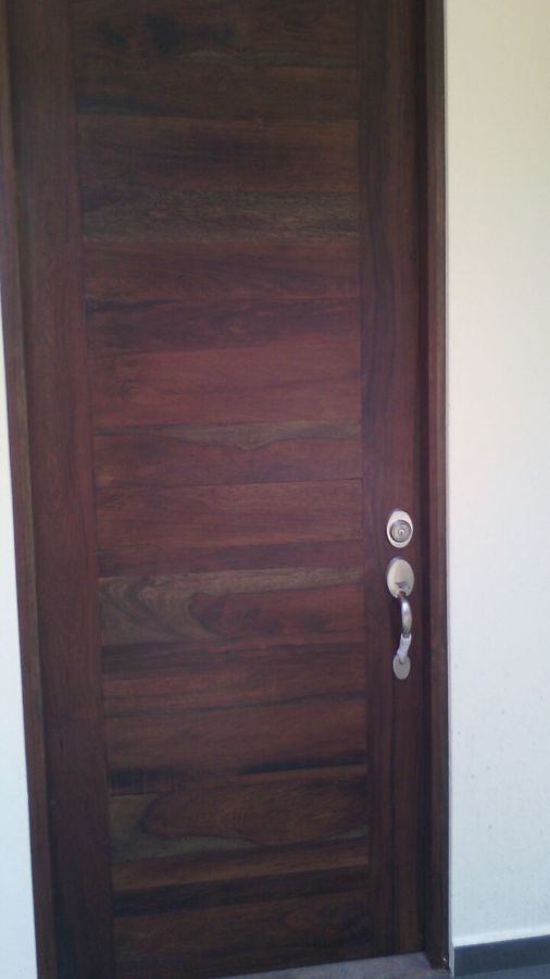 Puerta de habitación en Caoba