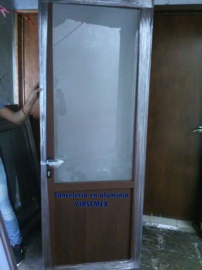 puerta en tono madera