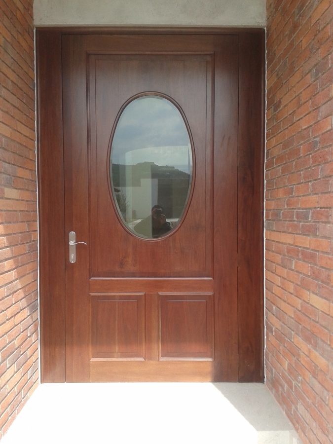 Puerta principal con luna de cristal