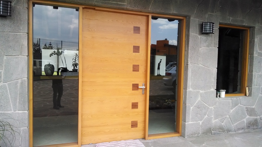 Puerta principal de residencia