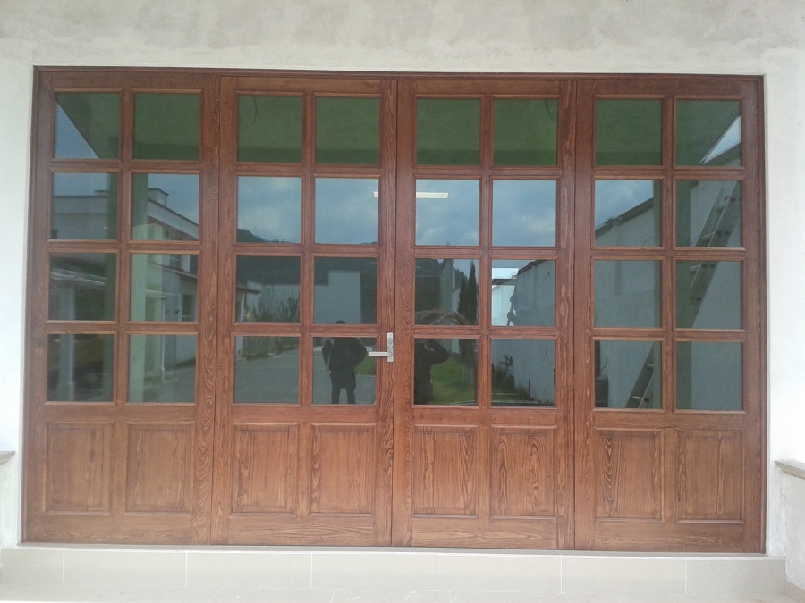 Puerta principal y sistema de ventanas