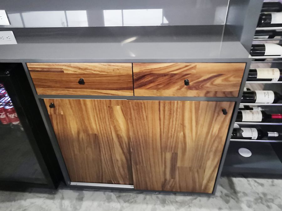 Puertas corredizas y cajones.