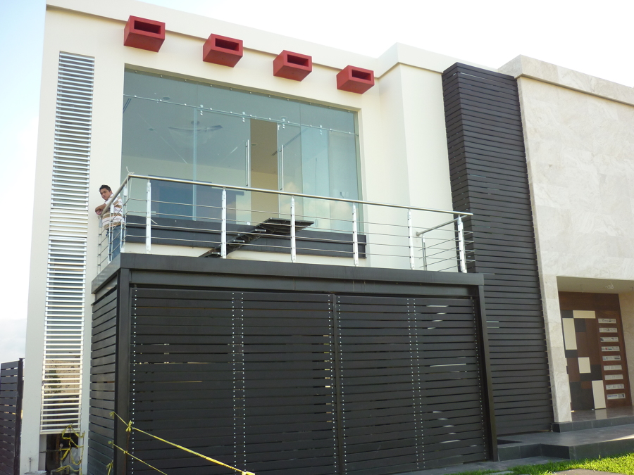 PUERTAS DE CRISTAL Y BALCON