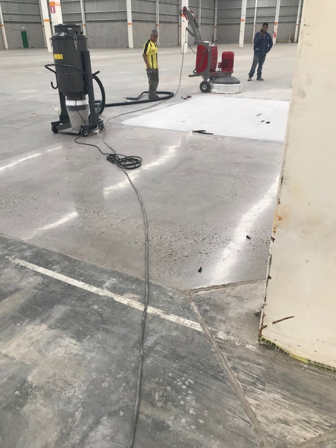 Pulido de piso en almacén
