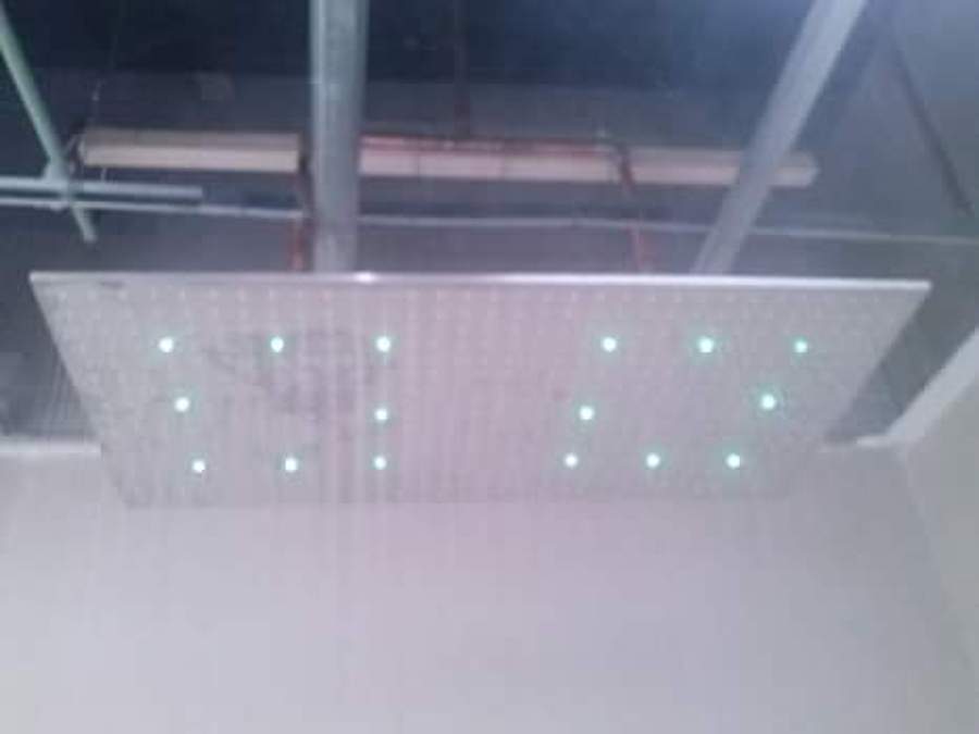 regadera con luz led