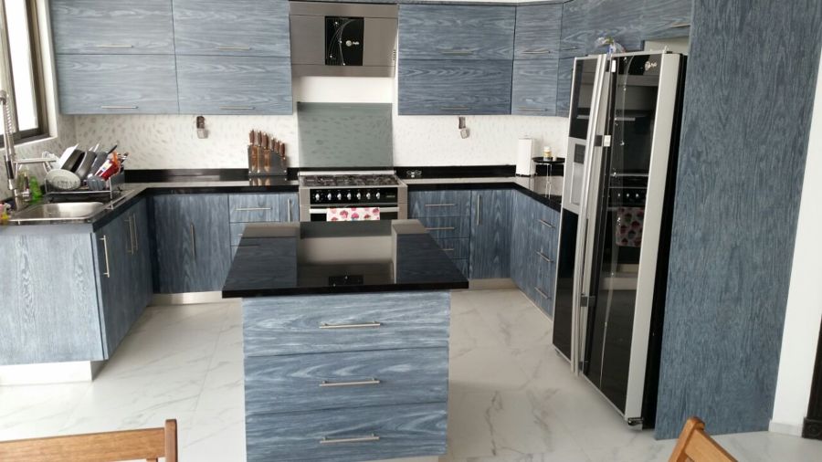 Remodelación cocina con isla en negro san gabriel