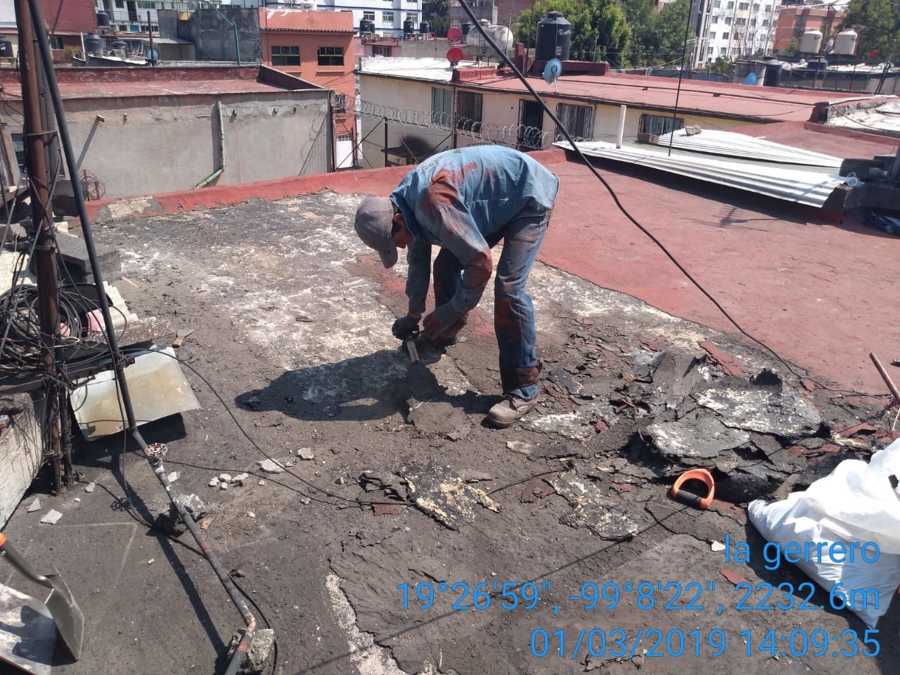 Retiro y encostalado de sistema impermeable existe en mal estado.