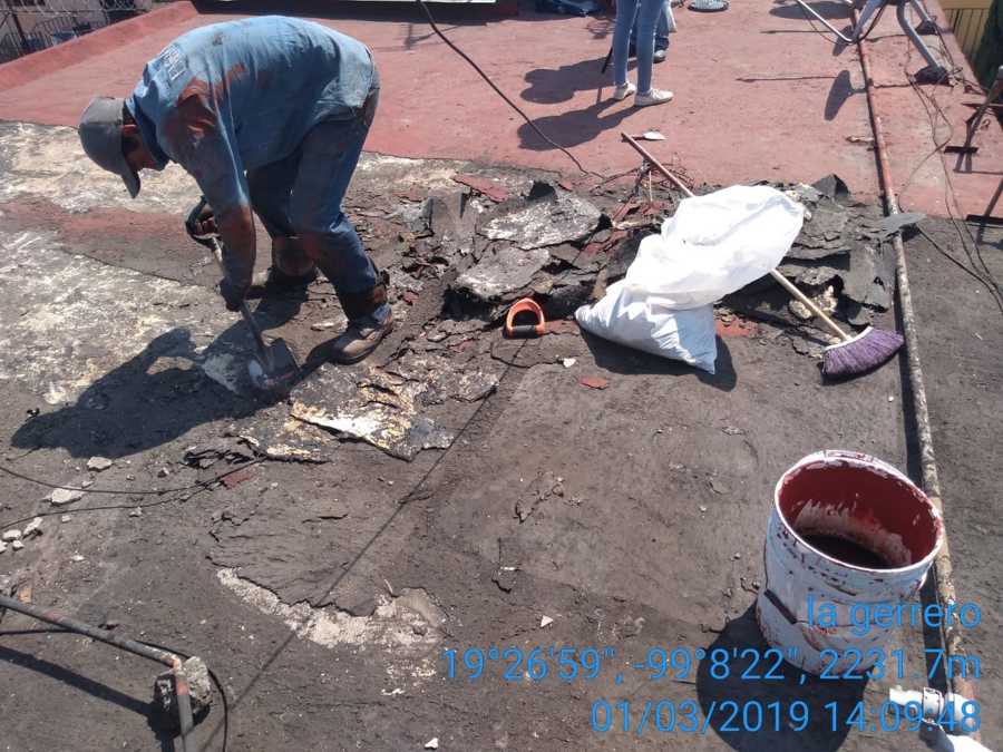 Retiro y encostalado de sistema impermeable existe en mal estado.