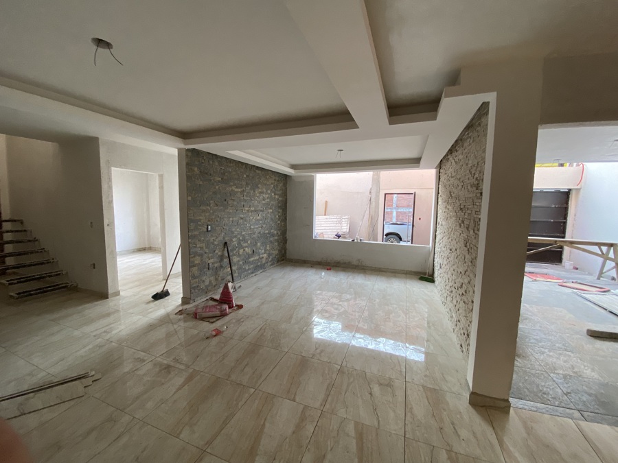 Sala con muros de cantera e iluminación indirecta