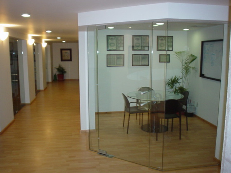 SALA DE JUNTAS Y PASILLO DE OFICINAS
