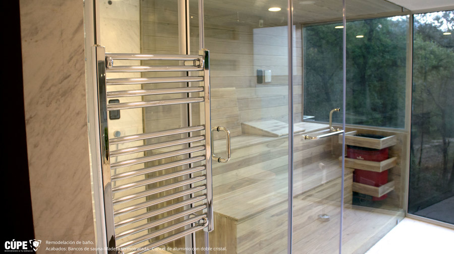 Sauna con madera de pino termotratado