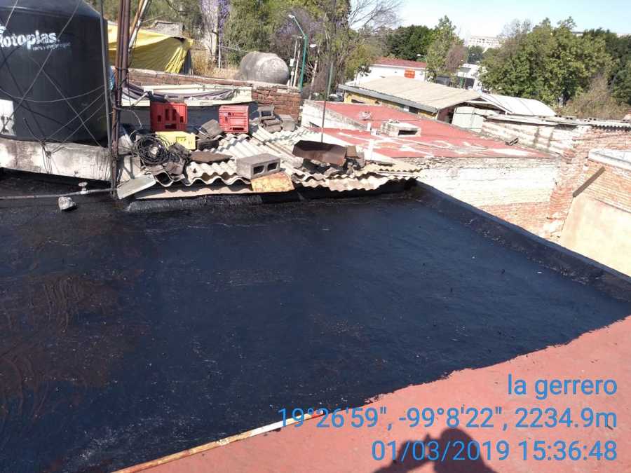 Sellado de la superficie con emulsión asfáltica.