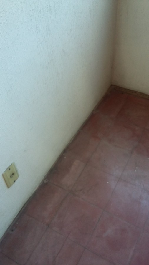 suciedad en piso del cuarto