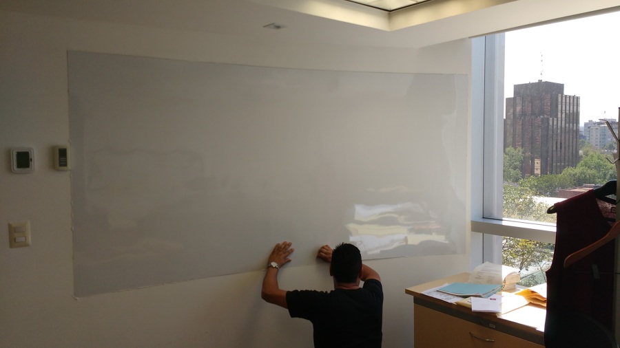 Suministro y colocación de pintarrón sobre muro curvo