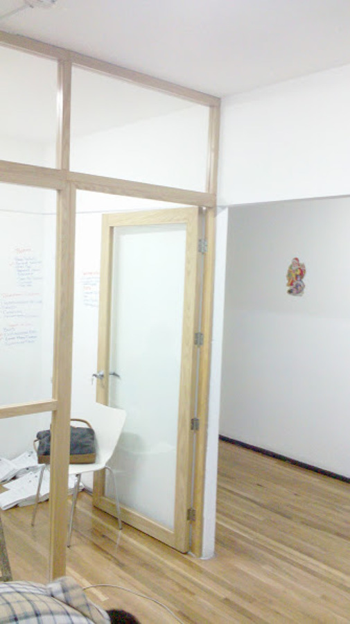 TABLAROCA, PUERTAS, Y VENTANAS, DIVISION CON VIDRIO