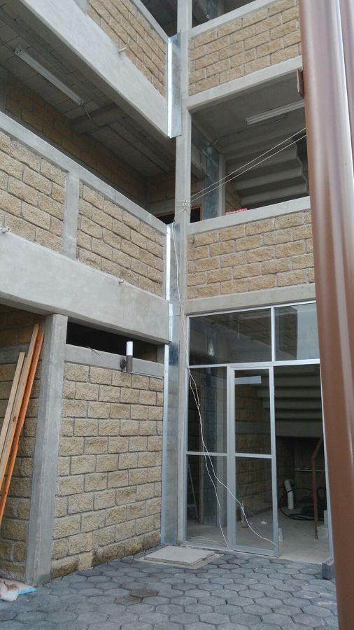 tapa juntas edificio con escaleras 