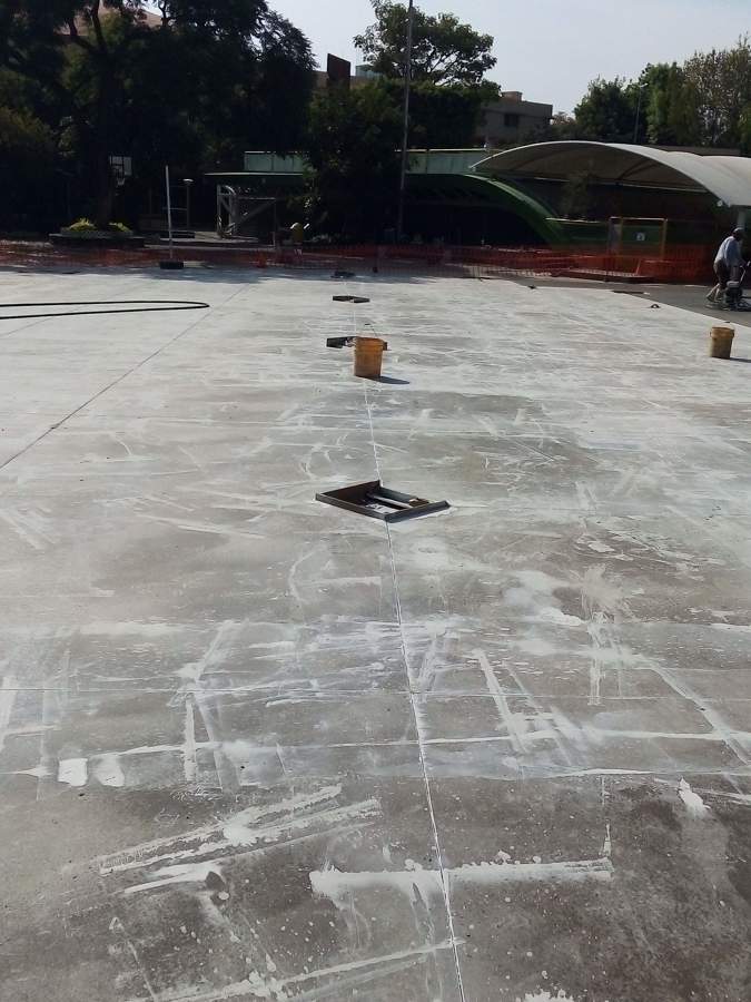 Terminando instalación de concreto