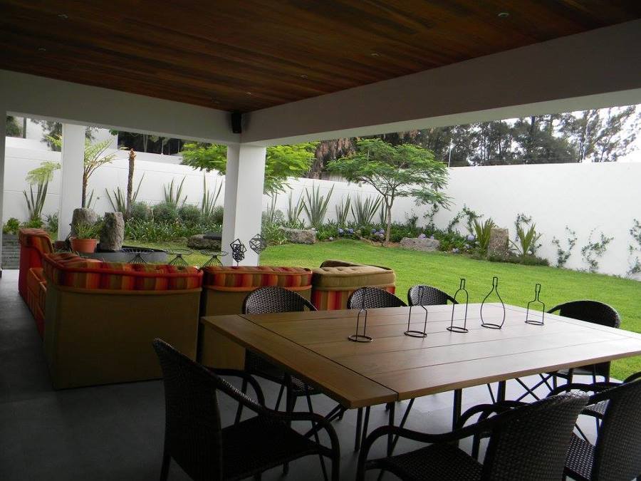 Terraza remodelada y jardín