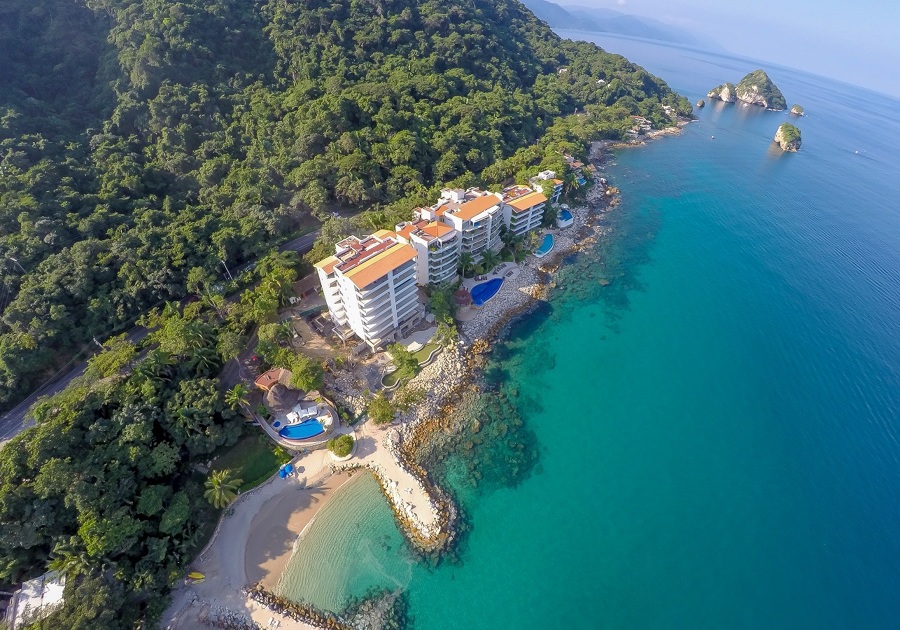Toma aérea de edificio y desarrollo.