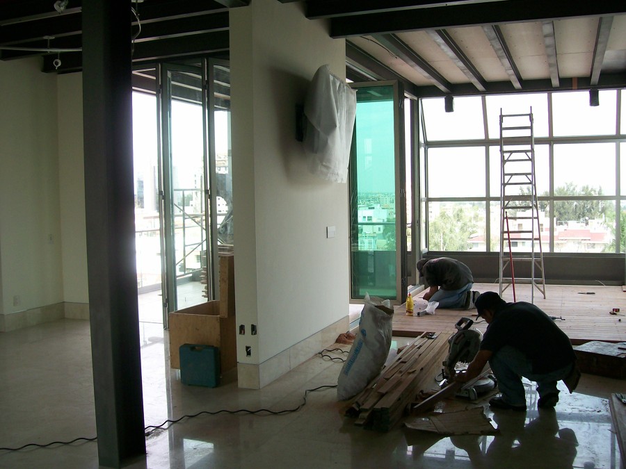 Trabajando en bar de departamento