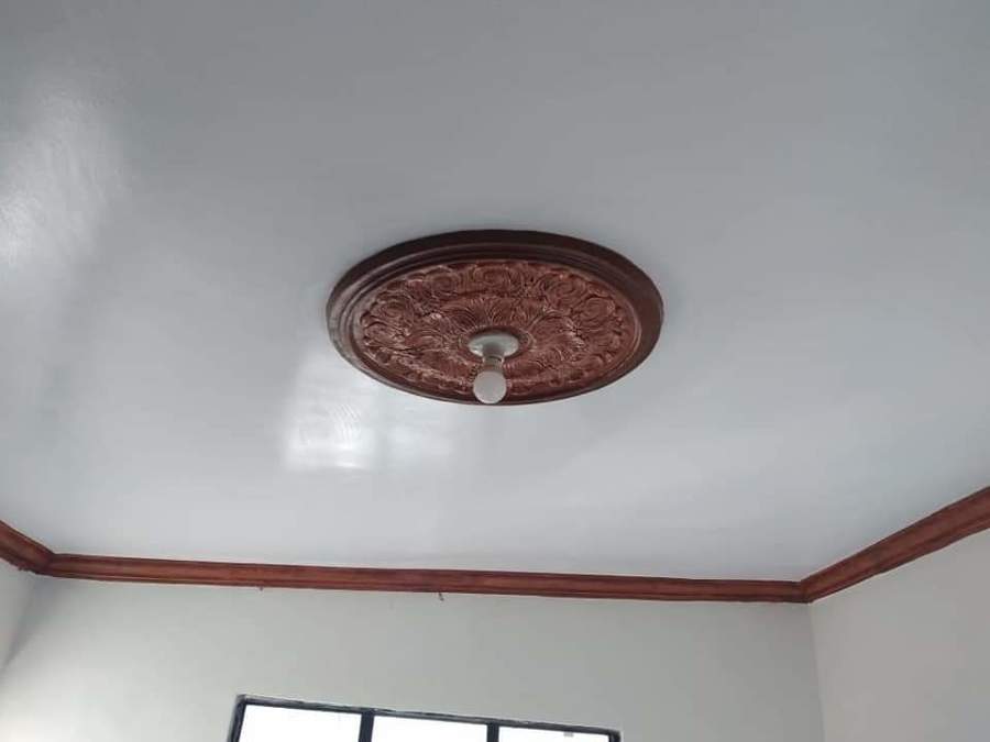 Trabajo terminado de colocación de molduras y pintura