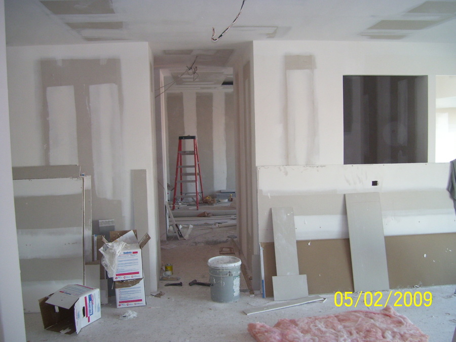 Trabajos de tablaroca en muros y plafones área de pruebas