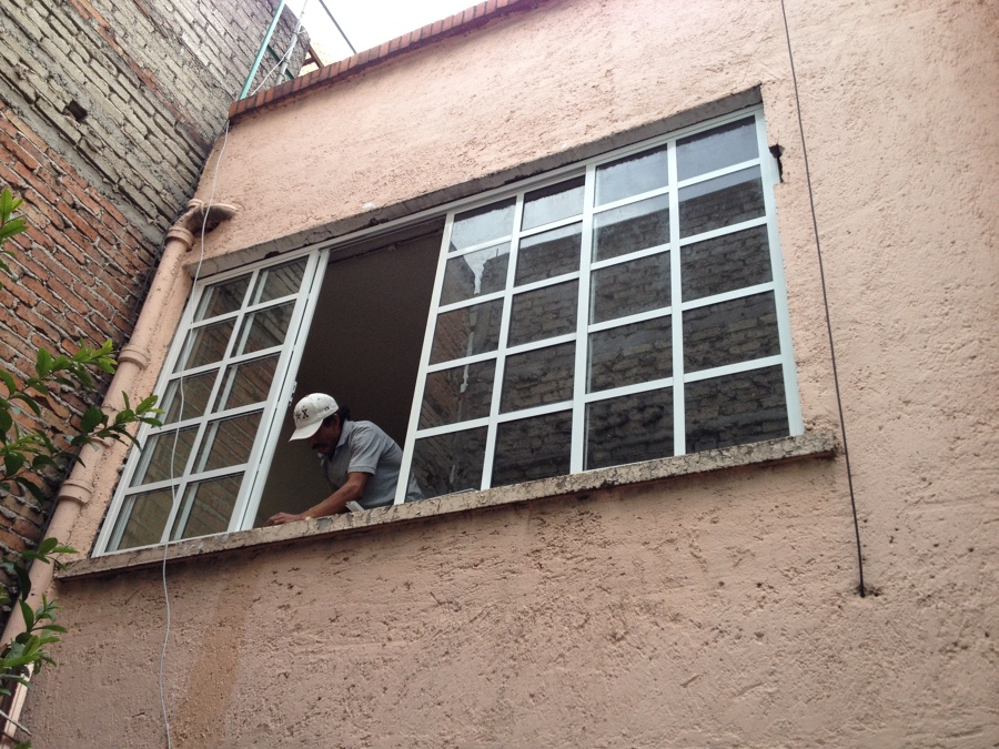 Ventana con cuadrícula línea 2000