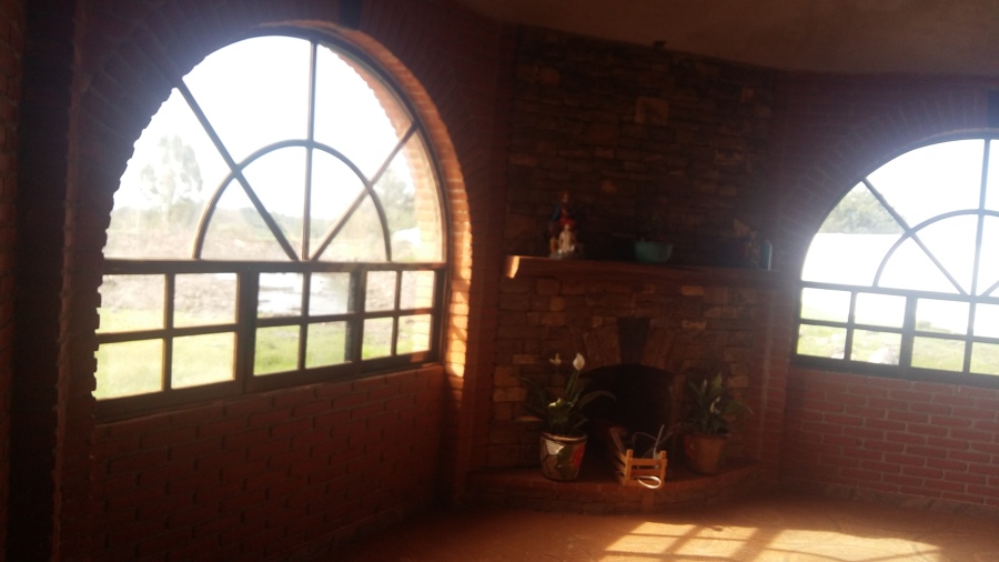 Ventanas grandes simétricas a chimenea