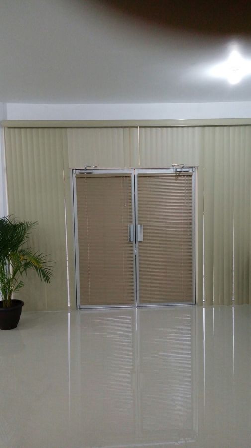 VERTICALES DE PVC CON HORIZONTALES DE ALUMINIO EN PUERTA
