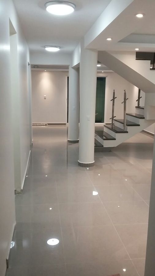 VESTÍBULO DE ACCESO, SALA COMEDOR Y ESCALERAS