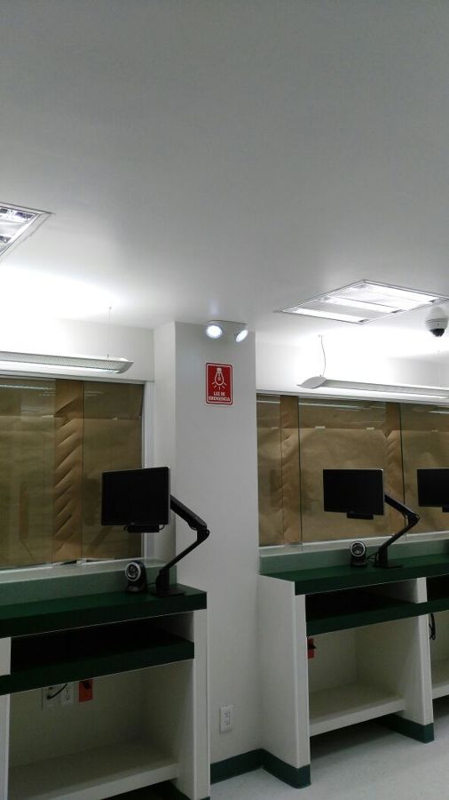 vidrios templados y mueble de madera