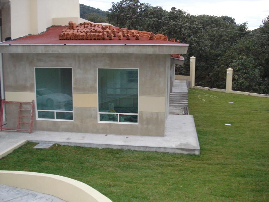 Vista a sala y jardin principal