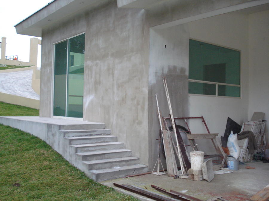 Vista a sala y terraza  desde jardin Principal