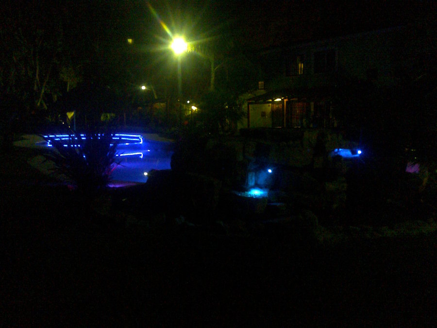 VISTA DE ILUMINACIÓN DE ALBERCA DE LEJOS.